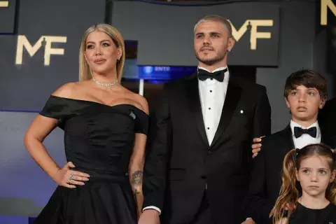 Wanda Nara, Mauro Icardi, e hijos en los Martín Fierro 2023.
