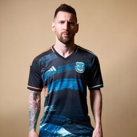 La camiseta que vistió y promocionó el rosarino es la alternativa del seleccionado argentino femenino, y está inspirada en los paisajes de nuestro país. La camiseta que vistió y promocionó el rosarino es la alternativa del seleccionado argentino femenino, y está inspirada en los paisajes de nuestro país.