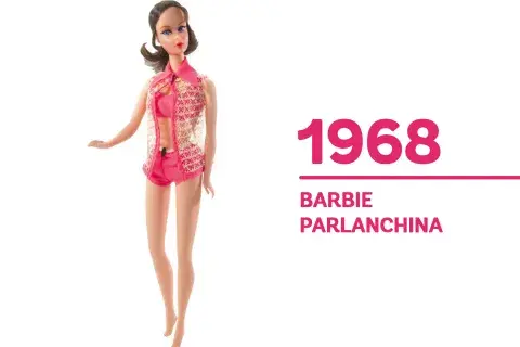 1968 En el auge de las muñecas que hablaban, "Barbie que habla" fue la propuesta de Mattel diseñada para hablar tras tirarle la cuerda desde la espalda. 1968 En el auge de las muñecas que hablaban, "Barbie que habla" fue la propuesta de Mattel diseñada para hablar tras tirarle la cuerda desde la espalda.