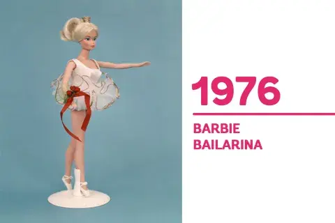 1976 Con un tutú delicado, "Barbie Bailarina" es uno de los modelos que inspira generaciones para la práctica del ballet. 1976 Con un tutú delicado, "Barbie Bailarina" es uno de los modelos que inspira generaciones para la práctica del ballet.