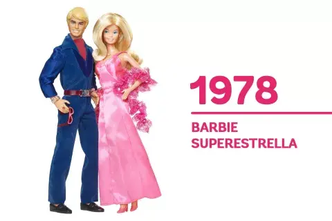 1978 La "Barbie superestrella" viene a reflejar todo el glamour de Hollywood con un pelo más largo y un vestido rosa. 1978 La "Barbie superestrella" viene a reflejar todo el glamour de Hollywood con un pelo más largo y un vestido rosa.