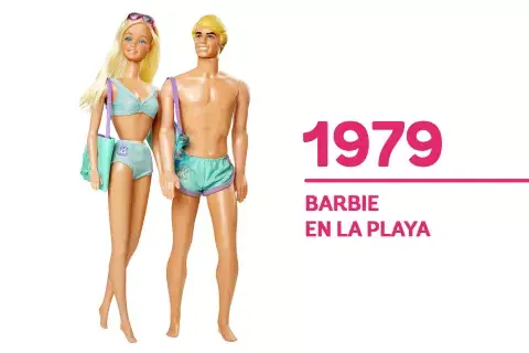 1979 Nuevamente, el éxito de la Barbie en traje de baño obliga a Mattel a lanzar este nuevo modelo: un bikini de dos piezas. 1979 Nuevamente, el éxito de la Barbie en traje de baño obliga a Mattel a lanzar este nuevo modelo: un bikini de dos piezas.