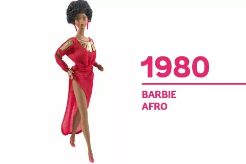 1980 Fue la primera Barbie negra, además de Christie, que inauguró la década con un look osado. 1980 Fue la primera Barbie negra, además de Christie, que inauguró la década con un look osado.