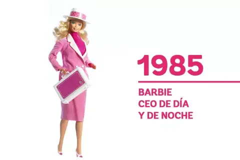 1985 Si alguna de nosotras conoció esta Barbie, es porque promediamos cerca los cuarenta años. Se trató del modelo "Barbie CEO de día y de noche" nos sorprende con su maletín para ir a la oficina. 1985 Si alguna de nosotras conoció esta Barbie, es porque promediamos cerca los cuarenta años. Se trató del modelo "Barbie CEO de día y de noche" nos sorprende con su maletín para ir a la oficina.