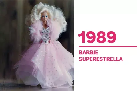 1989 "Barbie Superestrella" reúne lentejuelas, brillos, tul en un modelo sinigual que todas le pedimos a Papá Noel en aquella Navidad. 1989 "Barbie Superestrella" reúne lentejuelas, brillos, tul en un modelo sinigual que todas le pedimos a Papá Noel en aquella Navidad.