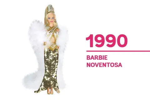 1990 Con un vestido dorado de lentejuelas, es la primera Barbie de los noventa que llega a derrochar su glamour. 1990 Con un vestido dorado de lentejuelas, es la primera Barbie de los noventa que llega a derrochar su glamour.