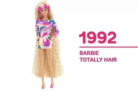 1992 Se convirtió en la Barbie más vendida de la historia de Mattel:"Totally Hair Barbie", tenía el pelo extralargo, para poder peinarla. 1992 Se convirtió en la Barbie más vendida de la historia de Mattel:"Totally Hair Barbie", tenía el pelo extralargo, para poder peinarla.