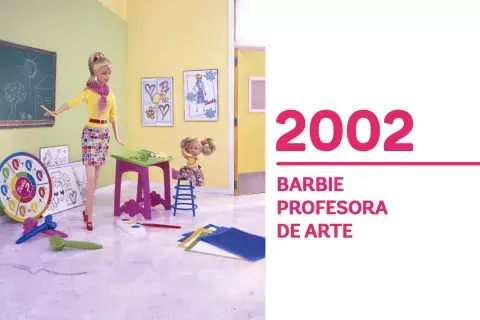 2002 Con un look moderno, "Barbie Profesora de Arte", ejerce la profesión del ámbito educativo a tono con Chelsea, su alumna vestida igual que ella. 2002 Con un look moderno, "Barbie Profesora de Arte", ejerce la profesión del ámbito educativo a tono con Chelsea, su alumna vestida igual que ella.