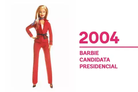 Barbie es candidata presidencial y opta por un traje pantalón en lugar del traje de pollera que llevó en 2000. Barbie es candidata presidencial y opta por un traje pantalón en lugar del traje de pollera que llevó en 2000.