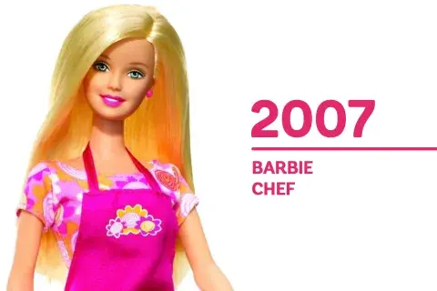 2007. "Barbie Chef" lleva una camiseta y un delantal brillantes, de modo de lucirse en un set de filmación. 2007. "Barbie Chef" lleva una camiseta y un delantal brillantes, de modo de lucirse en un set de filmación.