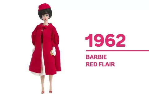 1962. Con inspiración en Jackie Onasis, "Barbie Red Flair" aparece con un corte de pelo propio de la época. 1962. Con inspiración en Jackie Onasis, "Barbie Red Flair" aparece con un corte de pelo propio de la época.