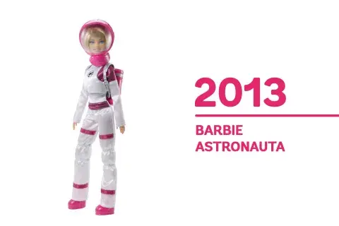 2013. Barbie astronauta, se mete en un mundo liderado por varones y muestra la potencia de su saber. 2013. Barbie astronauta, se mete en un mundo liderado por varones y muestra la potencia de su saber.
