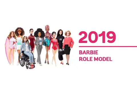 2019. Más diversidad con la línea "Role Model", que incluye una muñeca con una pierna ortopédica y otra en silla de ruedas. 2019. Más diversidad con la línea "Role Model", que incluye una muñeca con una pierna ortopédica y otra en silla de ruedas.