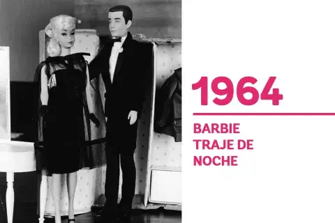 1964 Barbie hace su debut con un “littel black dress” para marcar un precedente de moda: la versatilidad del vestido. 1964 Barbie hace su debut con un “littel black dress” para marcar un precedente de moda: la versatilidad del vestido.