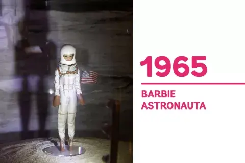 1965. "Barbie astronauta" estaba inspirada en Yuri Gagarin, el primer hombre que viajó al espacio en los años sesenta. 1965. "Barbie astronauta" estaba inspirada en Yuri Gagarin, el primer hombre que viajó al espacio en los años sesenta.