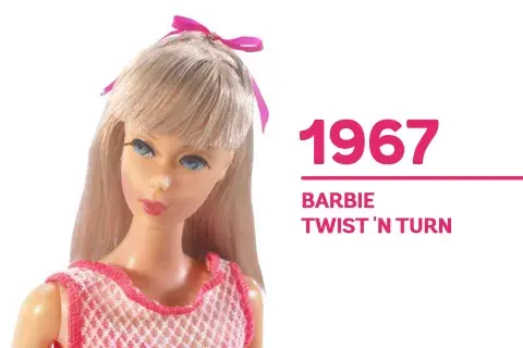 1967 "Barbie Twist 'n Turn” se trató de un modelo que sorprendió a las consumidoras, ya que se desarrolló para doblarle las rodillas. 1967 "Barbie Twist 'n Turn” se trató de un modelo que sorprendió a las consumidoras, ya que se desarrolló para doblarle las rodillas.
