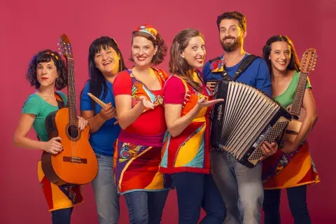 La compañía Ligeros de Equipaje presenta su nuevo espectáculo con teatro y música en vivo La compañía Ligeros de Equipaje presenta su nuevo espectáculo con teatro y música en vivo