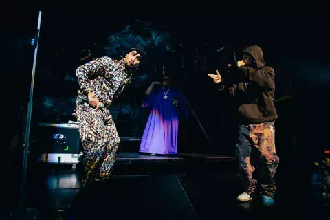 Dante Spinetta y Trueno haciendo la explosiva versión de "Sudaka" en vivo, tema por el que ganaron el Premio Gardel como mejor colaboración en música urbana Dante Spinetta y Trueno haciendo la explosiva versión de "Sudaka" en vivo, tema por el que ganaron el Premio Gardel como mejor colaboración en música urbana