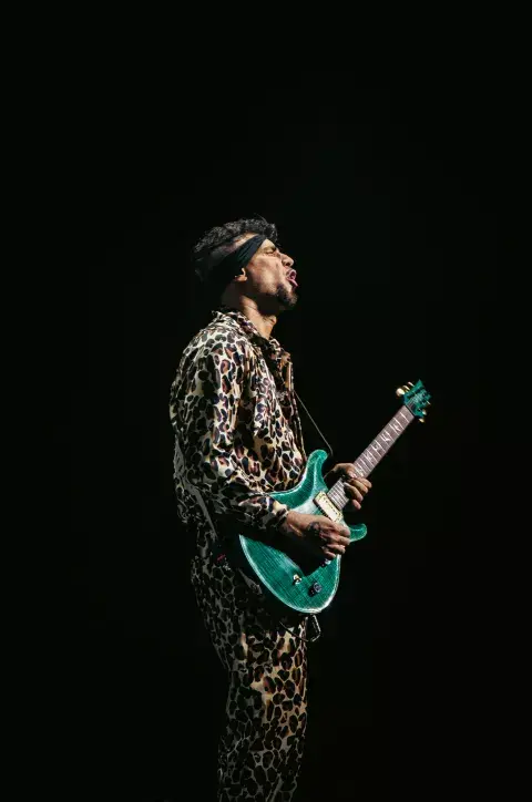 Con un look animal print y una de sus guitarras verdes, Dante hizo alarde de solos de guitarra Con un look animal print y una de sus guitarras verdes, Dante hizo alarde de solos de guitarra