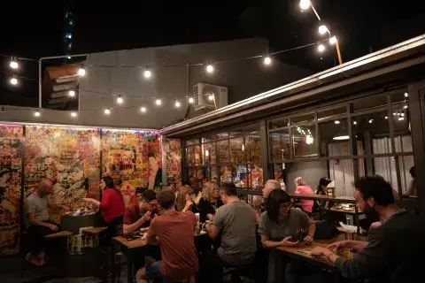 Deniro: para plan hamburguesas y birra con amigos Deniro: para plan hamburguesas y birra con amigos