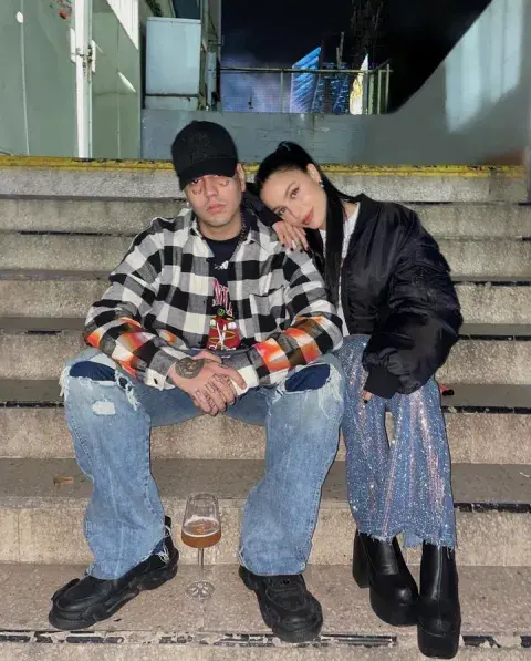 Duki y Emilia sellaron su amor con dijes de ositos y el tatuaje de su mascota Roma Duki y Emilia sellaron su amor con dijes de ositos y el tatuaje de su mascota Roma