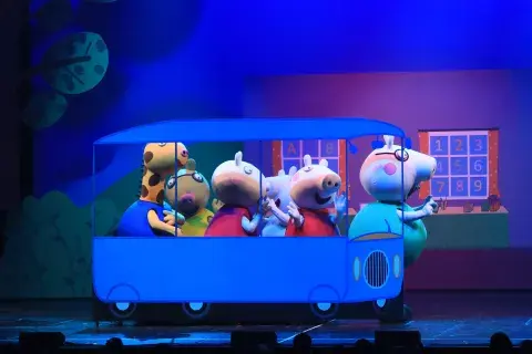 Peppa Pig y sus amigos vuelven al teatro con nuevas aventuras. Peppa Pig y sus amigos vuelven al teatro con nuevas aventuras.