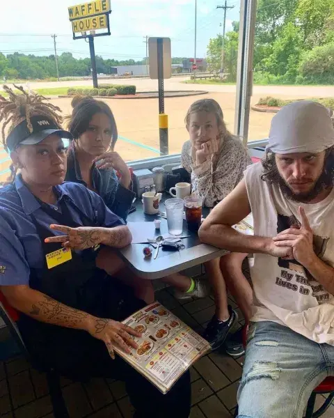 Lana Del Rey fue el centro de atención luego de ser vista trabajando en un famoso restaurante de waffles. Lana Del Rey fue el centro de atención luego de ser vista trabajando en un famoso restaurante de waffles.