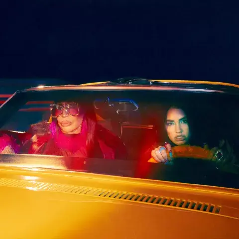 Moria y Lali en una imagen del videoclip "Quiénes son?". Moria y Lali en una imagen del videoclip "Quiénes son?".