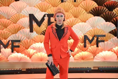 Santiago Artemis y su homenaje a David Bowie en los Martín Fierro 2023. Santiago Artemis y su homenaje a David Bowie en los Martín Fierro 2023.