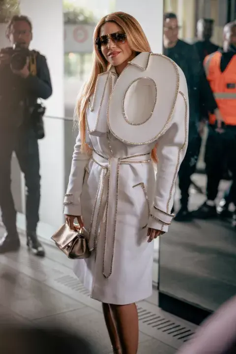 Shakira en París, con un impactante look de Viktor & Rolf. 