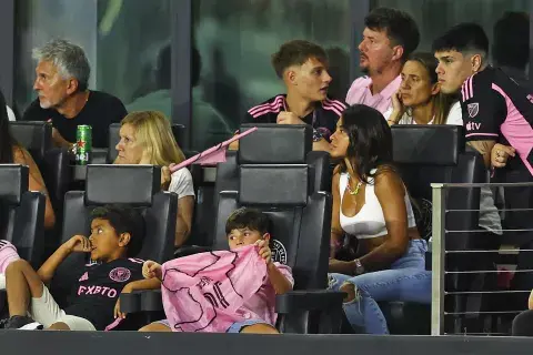 El look de Antonella Roccuzzo en el partido debut de Lio en Miami. El look de Antonella Roccuzzo en el partido debut de Lio en Miami.