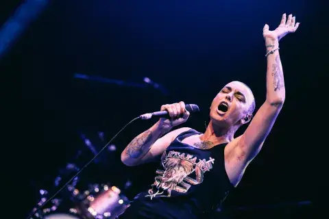 Hasta el momento, no se especificó el motivo del fallecimiento de la artista, que era madre de cuatro hijos. Hasta el momento, no se especificó el motivo del fallecimiento de la artista, que era madre de cuatro hijos.