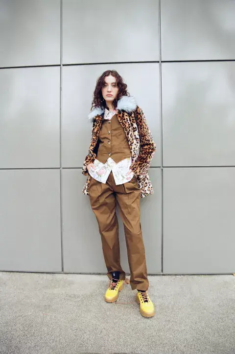 TAPADO, CAMISA, CHALECO Y PANTALÓN (VALENTINA KARNOUBI, $250.000, $52.500, $59.000 Y $69.000). TAPADO, CAMISA, CHALECO Y PANTALÓN (VALENTINA KARNOUBI, $250.000, $52.500, $59.000 Y $69.000).