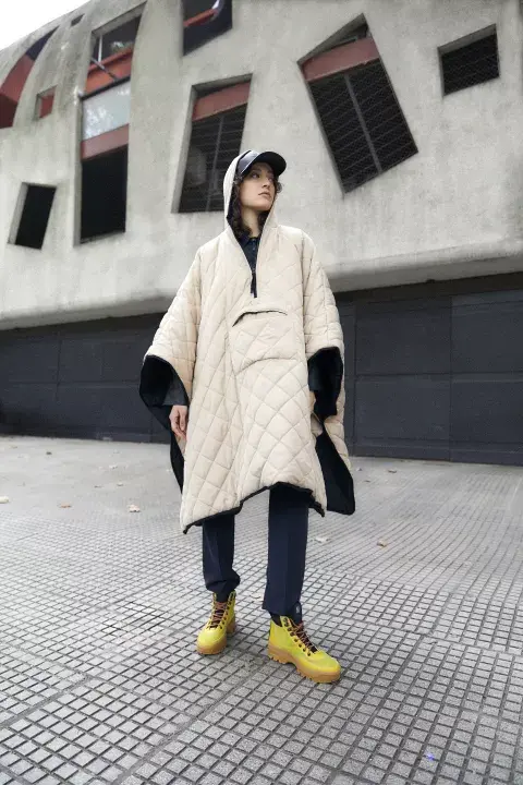 PONCHO PUFFER (FURZAI, $58.800), CAMISA DE ECOCUERO (MISHKA, $47.000), GORRA de ECOCUERO (COMPAÑÍA DE SOMBREROS, $7500), BOTA ALPINA (MIXTOS, $57.900). PONCHO PUFFER (FURZAI, $58.800), CAMISA DE ECOCUERO (MISHKA, $47.000), GORRA de ECOCUERO (COMPAÑÍA DE SOMBREROS, $7500), BOTA ALPINA (MIXTOS, $57.900).