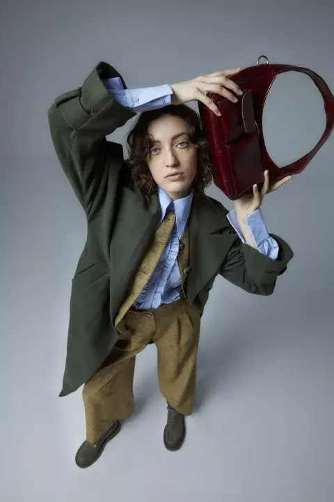 TAPADO Y CAMISA (FINI BRAUN, $134.200 Y $41.250), CHALECO Y PANTALÓN (LAS PEPAS, $79.900 Y $49.900), BOTAS (LU BOLOQUE, $61.490), CARTERA (WHY DONNA, $40.000). TAPADO Y CAMISA (FINI BRAUN, $134.200 Y $41.250), CHALECO Y PANTALÓN (LAS PEPAS, $79.900 Y $49.900), BOTAS (LU BOLOQUE, $61.490), CARTERA (WHY DONNA, $40.000).