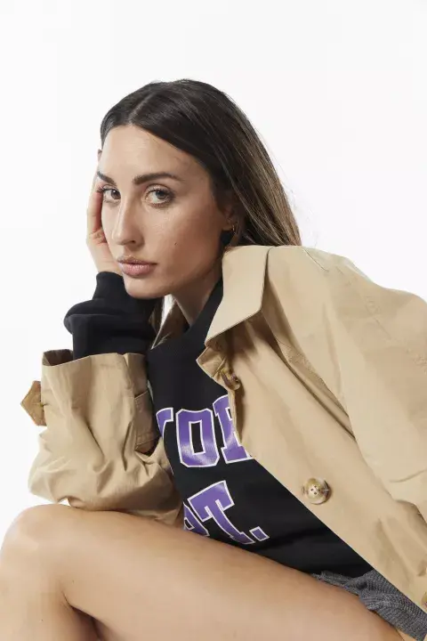 Trench (Las Pepas, $79.900), buzo (Complot, $31.900). Trench (Las Pepas, $79.900), buzo (Complot, $31.900).