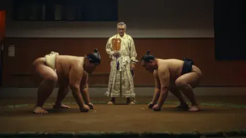 Eugene Levy conoce a Kensho Sawada y Yoshinori Tashiro mientras visitan Tokio. Eugene Levy conoce a Kensho Sawada y Yoshinori Tashiro mientras visitan Tokio.