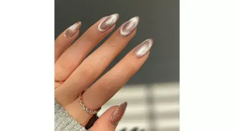 Uñas color champagne con efecto aterciopelado Uñas color champagne con efecto aterciopelado