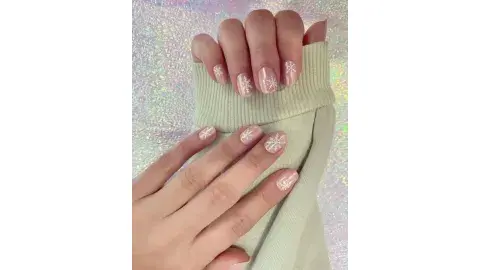 uñas rosa pastel con copos de nieve blancos uñas rosa pastel con copos de nieve blancos