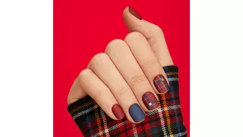Uñas con trama tipo tartan en azul y bordó Uñas con trama tipo tartan en azul y bordó