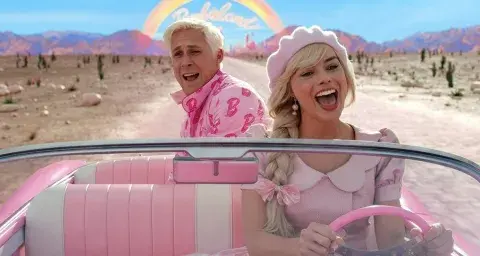 Margot Robbie y Ryan Gosling interpretan a Barbie y Ken en la película. Margot Robbie y Ryan Gosling interpretan a Barbie y Ken en la película.