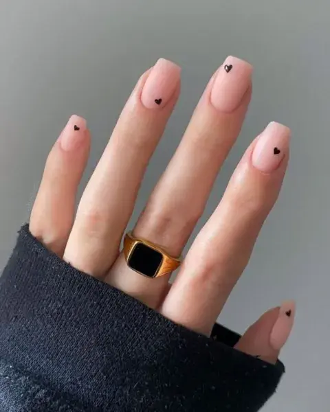 Combiná tonos mate con pequeños diseños, ¡queda hermoso!