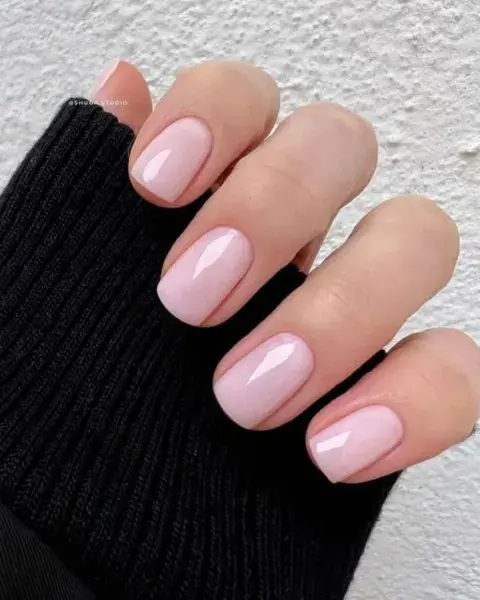 El barbiecore también tiene su lugar en los colores tendencias en esmaltes.