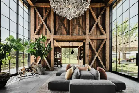 El techo del living tiene una impresionante araña de cristal. El techo del living tiene una impresionante araña de cristal.