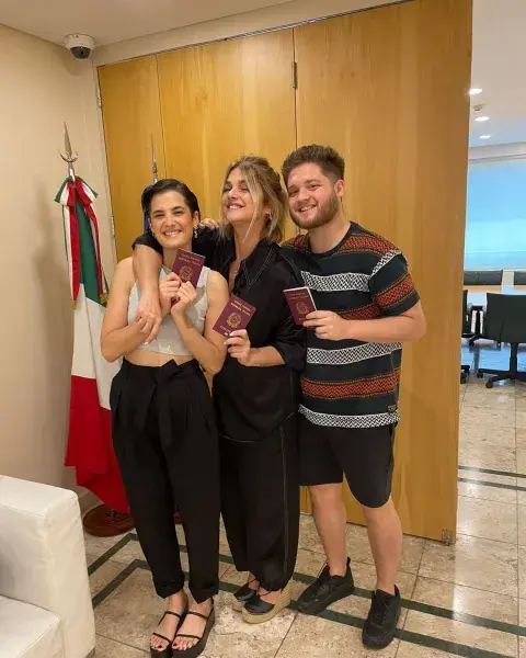 Araceli González junto a sus dos hijos, Florencia Torrente y Tomás Kirzner. Araceli González junto a sus dos hijos, Florencia Torrente y Tomás Kirzner.