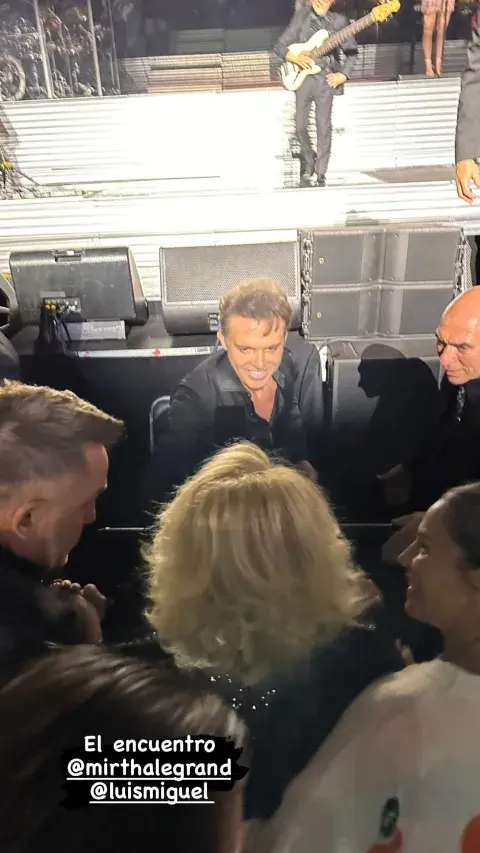 Luis Miguel bajó del escenario y se acercó al lugar donde estaba Mirtha con su familia para saludarla. Luis Miguel bajó del escenario y se acercó al lugar donde estaba Mirtha con su familia para saludarla.
