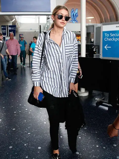 Camisa rayada abierta. Camisa rayada abierta.