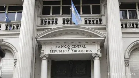 El Banco Central devaluó más del 20%: llevó el dólar oficial a $365,50. El Banco Central devaluó más del 20%: llevó el dólar oficial a $365,50.