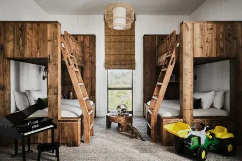 La habitación de los chicos continúa con el mood country y el elemento de la madera está súper presente. La habitación de los chicos continúa con el mood country y el elemento de la madera está súper presente.
