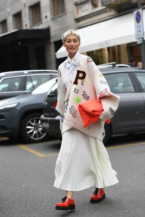 Falda + oversize. Falda + oversize.